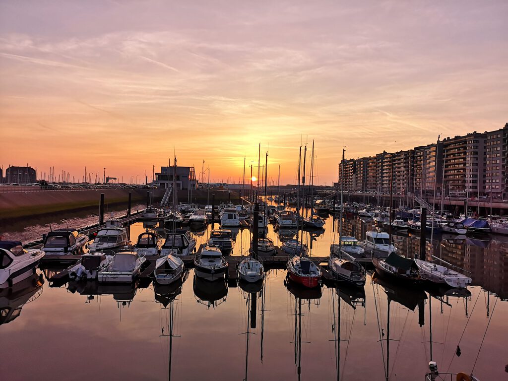 Blankenberge - Blick auf das alte Hafenbecken im Sonnenuntergang