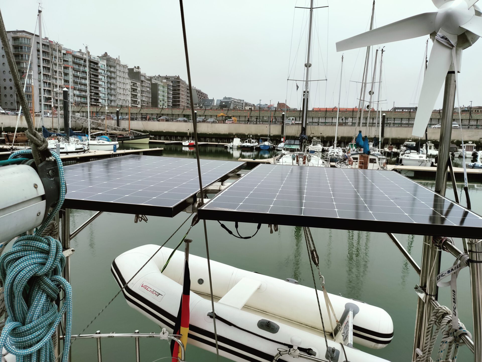 Heckträger mit  2 Solarpaneelen