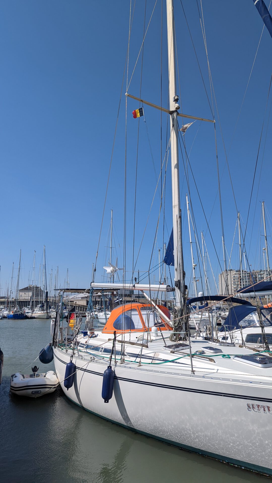 die belgische Gastlandsflagge wurde gehisst