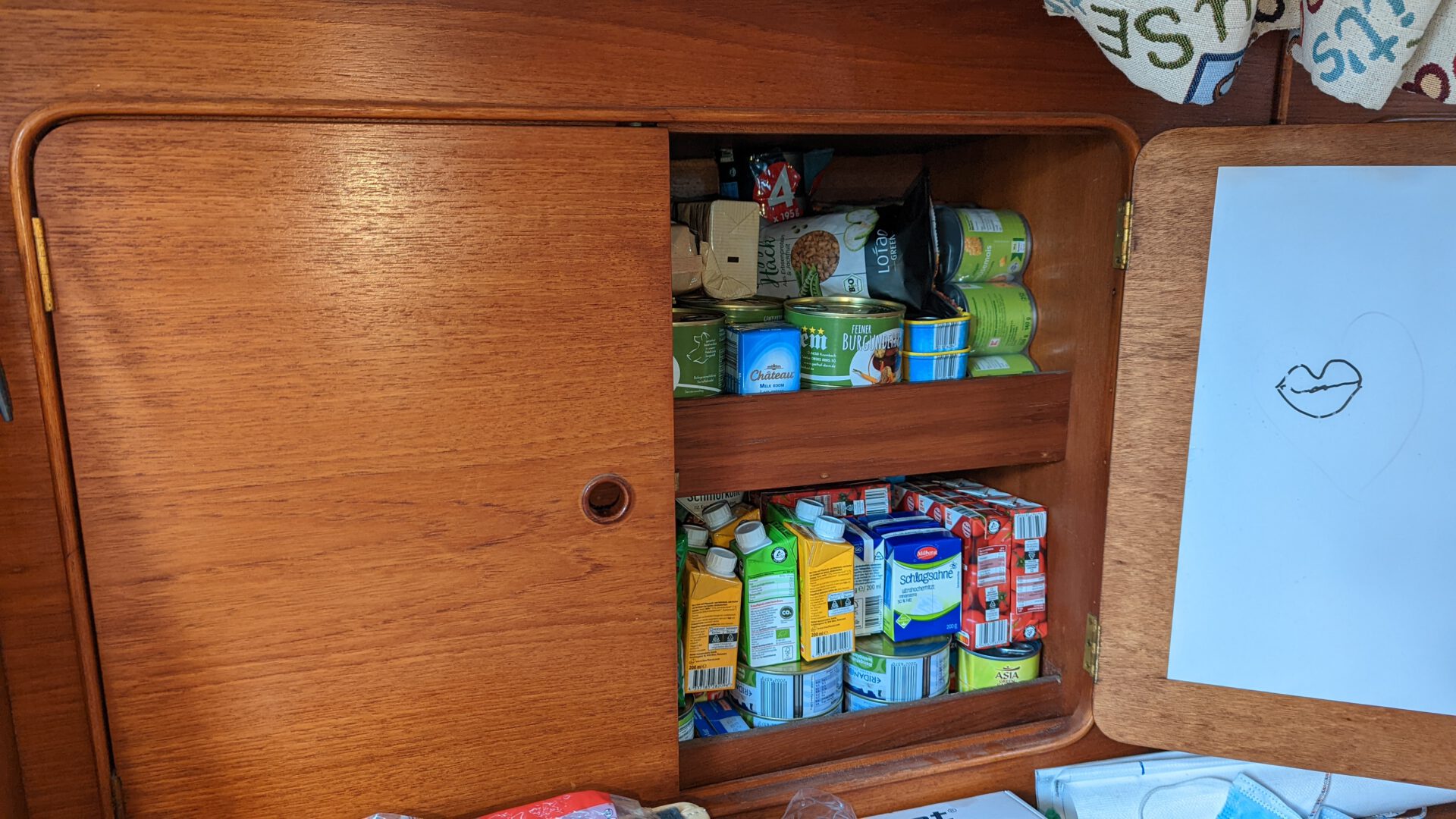 Lebensmittel in einem Schrank