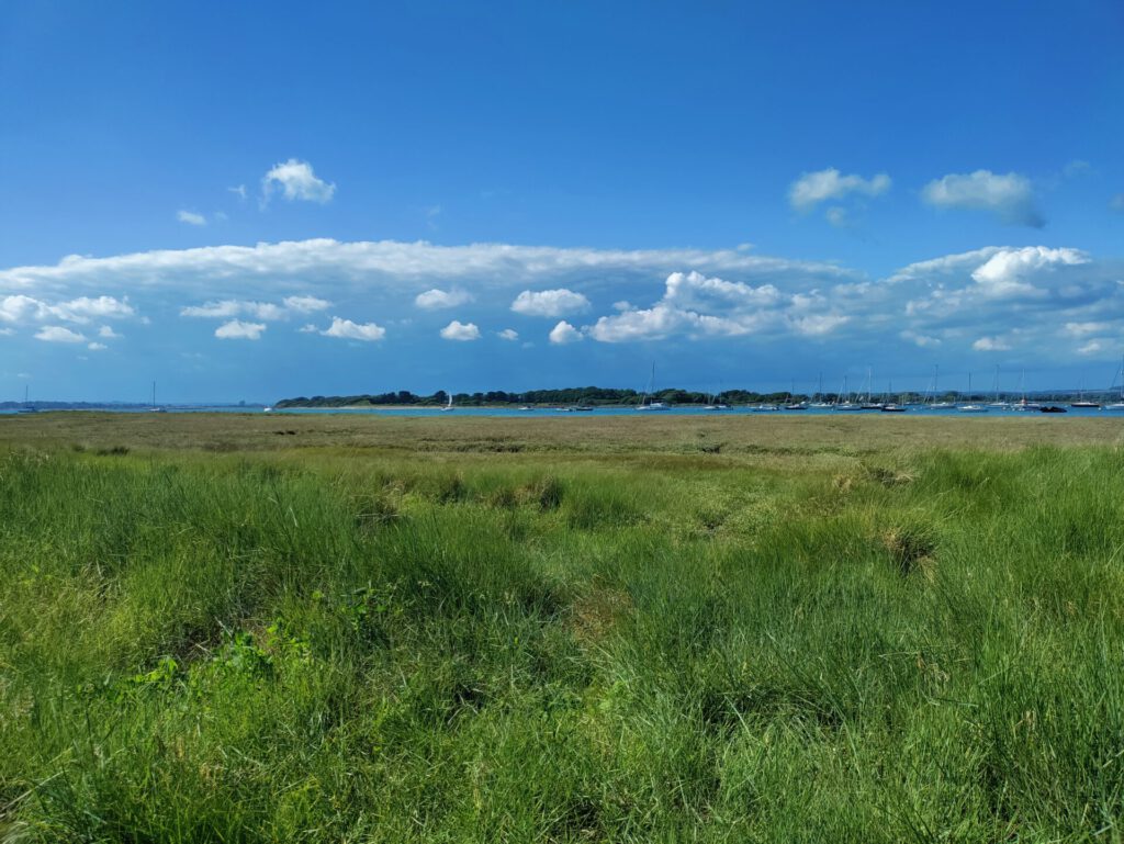 Blick über Chichster Harbour bei herrlichem Sonnenschein