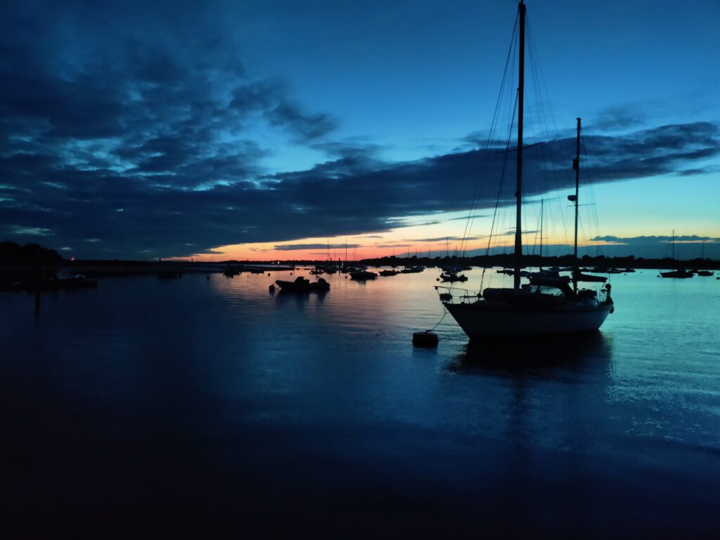 ein ankerndes Segelboot im Sonnenuntergang
