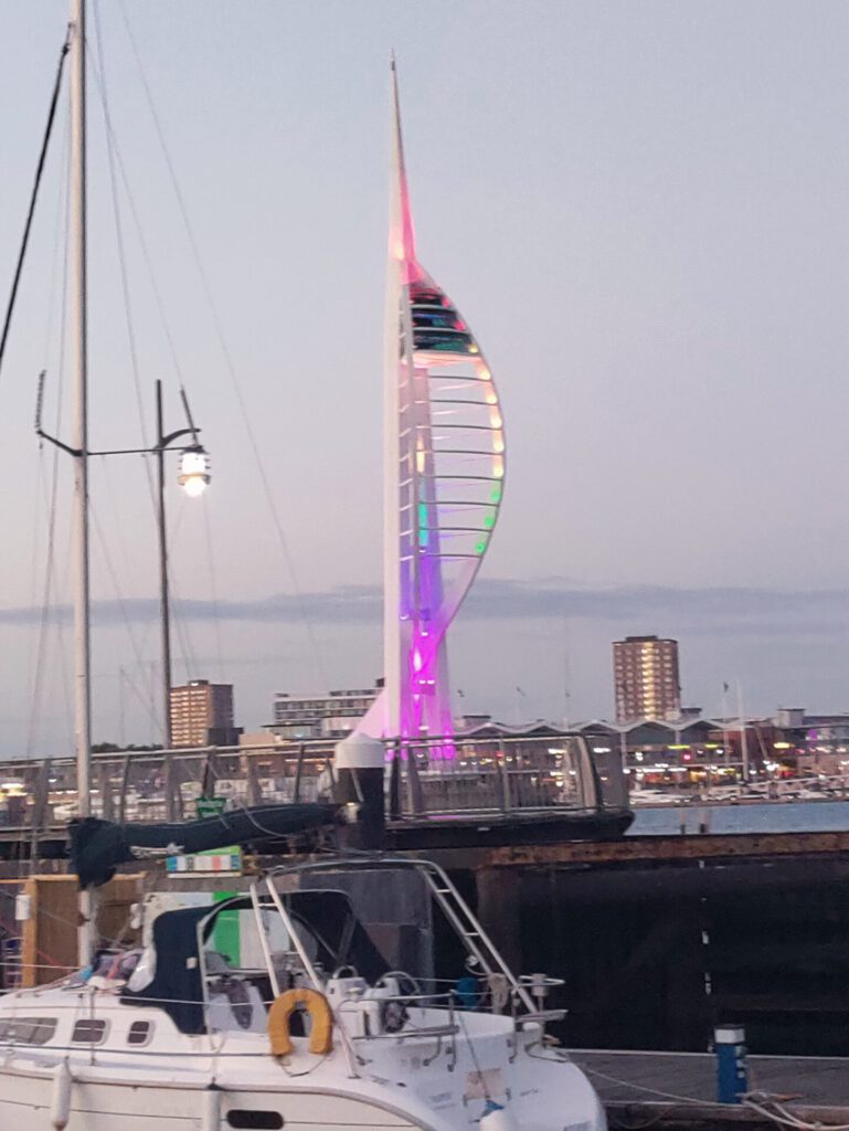 Blick über Portsmouth mit dem beleuchteten Spinnakertower