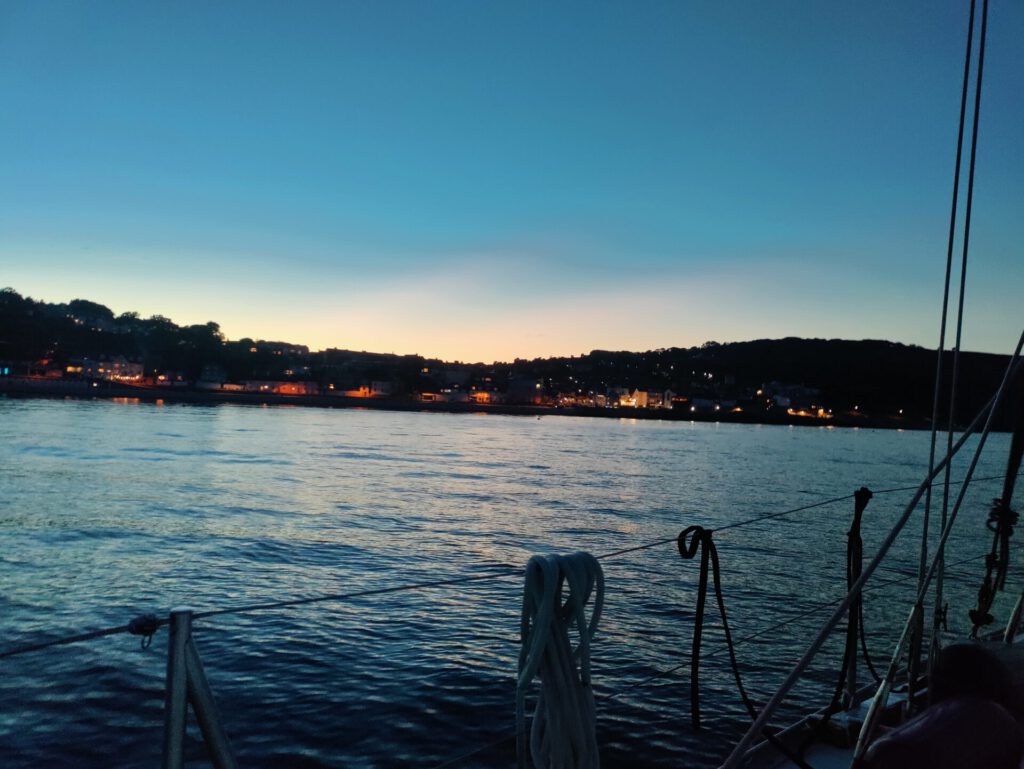 Blick über das beleuchtete Lyme Regis vom Wasser aus