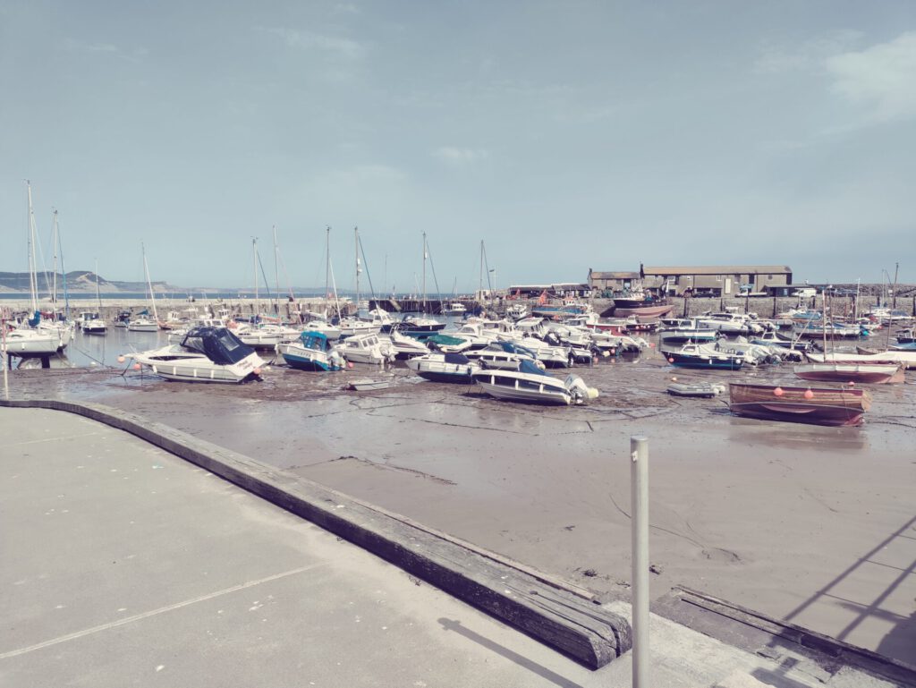 trocken gefallene Boote im Hafen von Lyme Regis