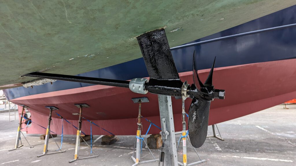 Propeller und Welle mit schwarzem Antifouling gestrichen und angebaut