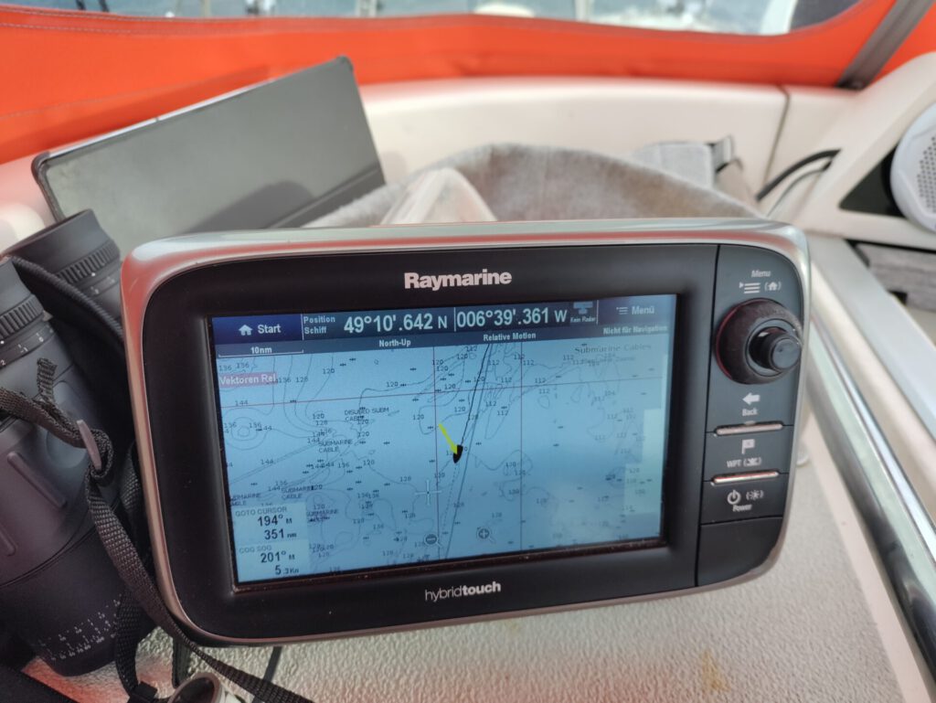 Navigationsinstrument zeigt einen Kurs von 194 Grad und noch 351 nautische Meilen Strecke.