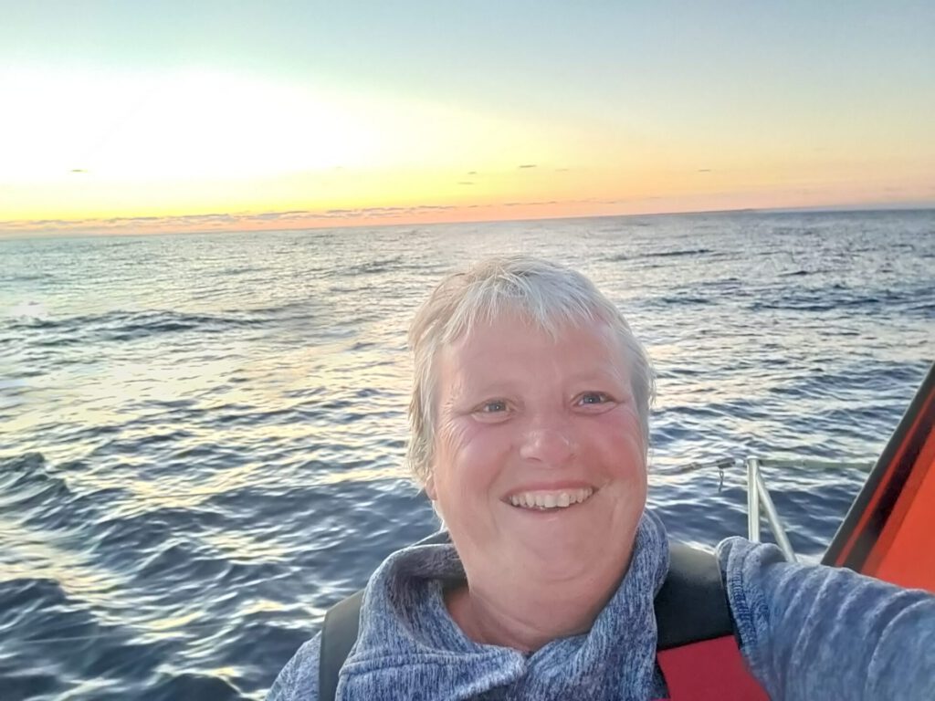 Selfie von Steffie mit dem weiten Meer und Sonnenuntergang im Hintergrund