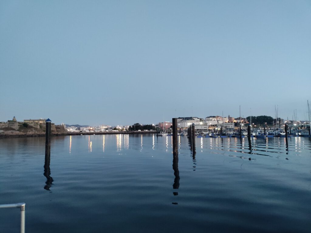 Blick auf die Altstadt von A Coruna im Morgengrauen