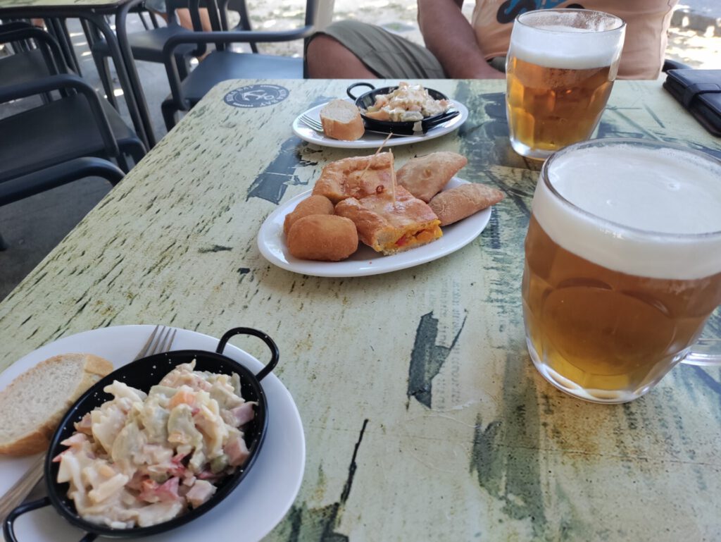 Auf einem Tisch stehen verschiedene Tapas