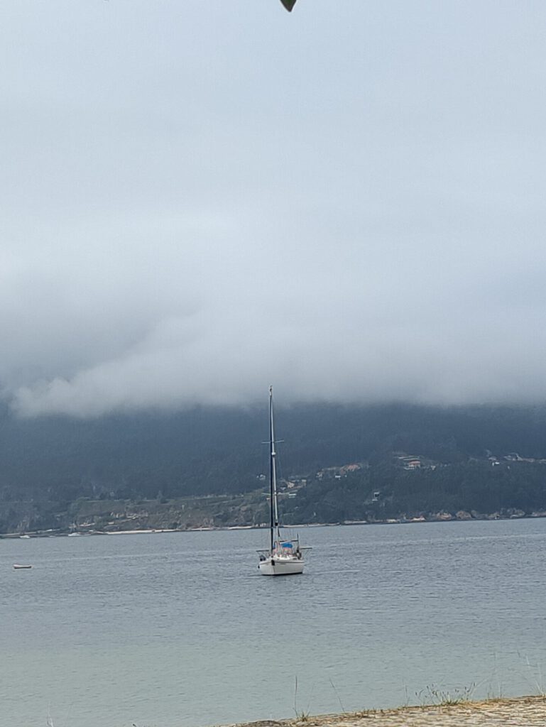 die Septembermorn liegt im Wasser und der Nebel reicht bis an die Mastspitze