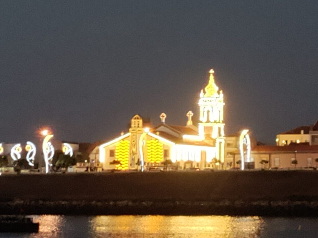 eine Kirche, die mit Lichterketten beleuchtet ist.