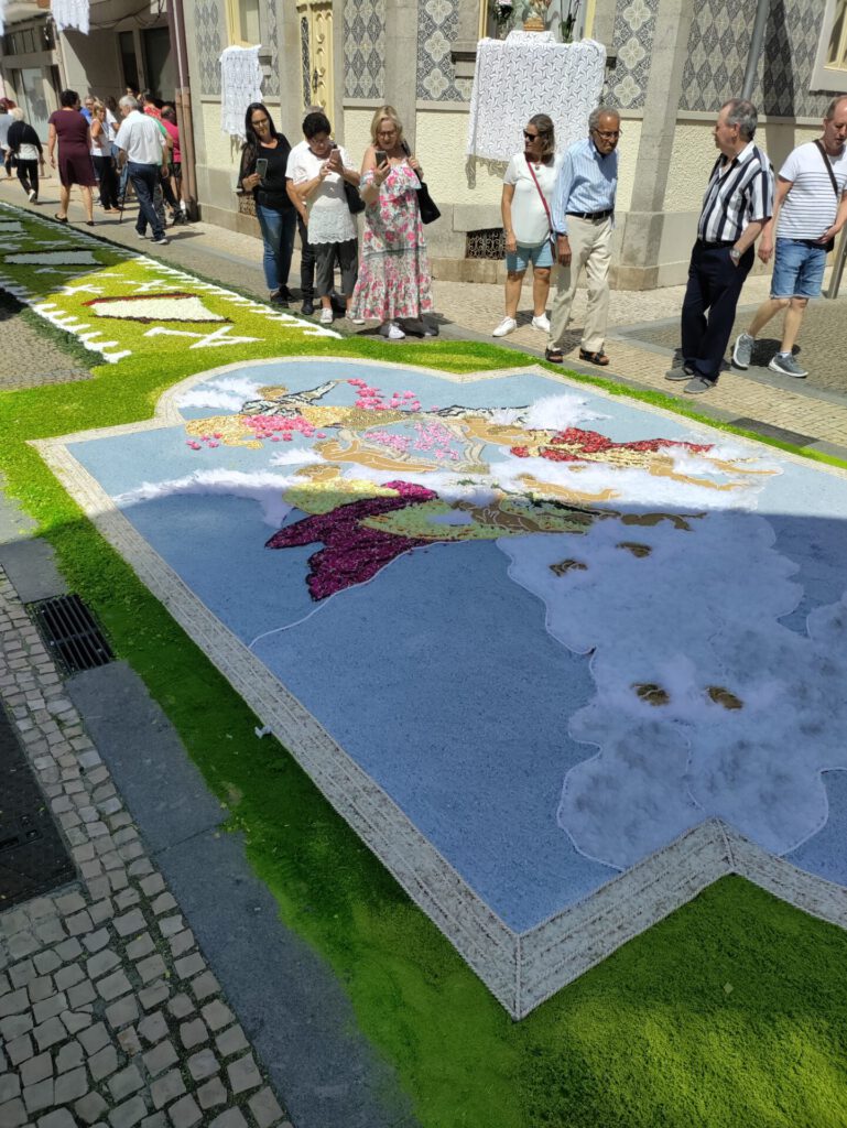 Ein aus Blumen gelegtes Bild auf der Straße