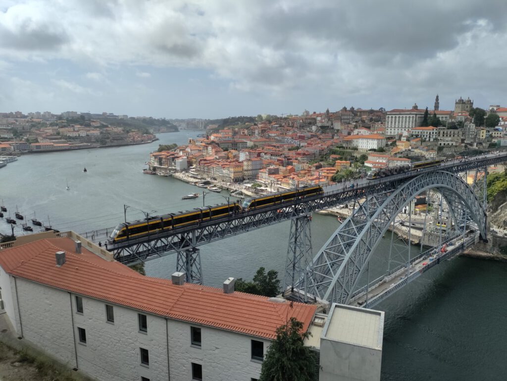 Blick von oben über Porto und den vorgelagerten Fluss mit einer Brücke.