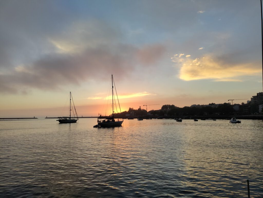 Segelboote vor Anker im Sonnenuntergang.