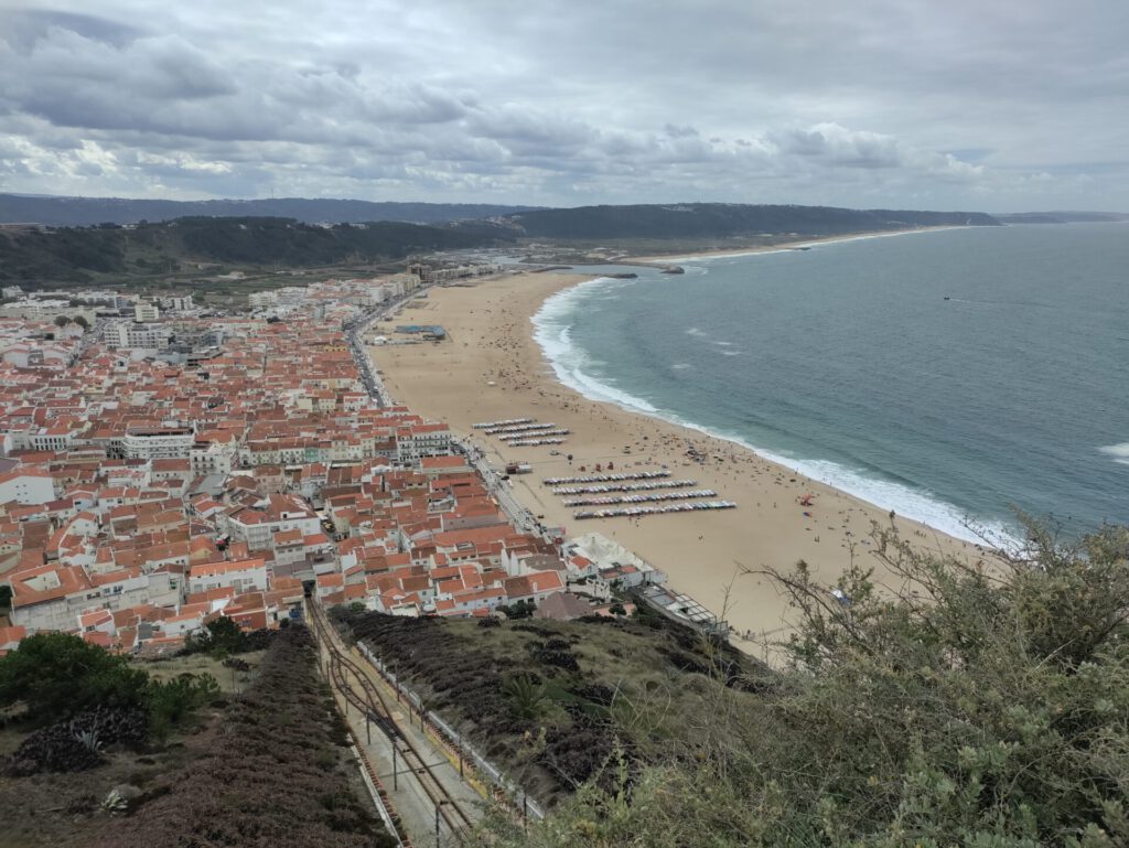 der Strand von Nazaré von der Oberstadt aus fotografiert.