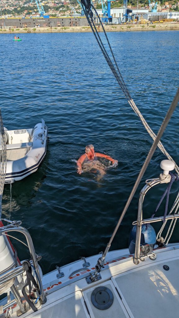 Steffie badet in Galizien im Meer