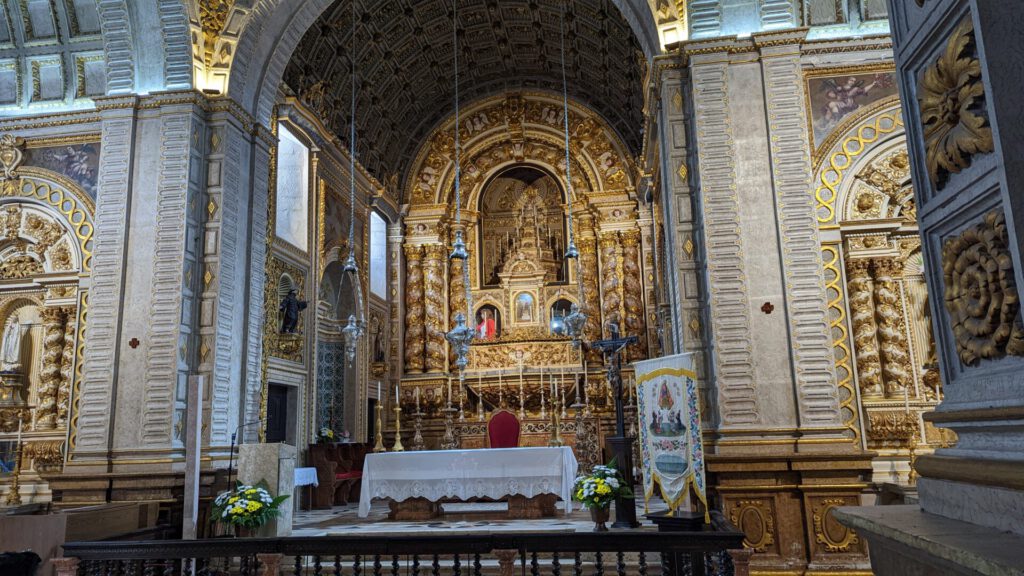 Blick auf den Altar der Kirche der heiligen Jungfrau